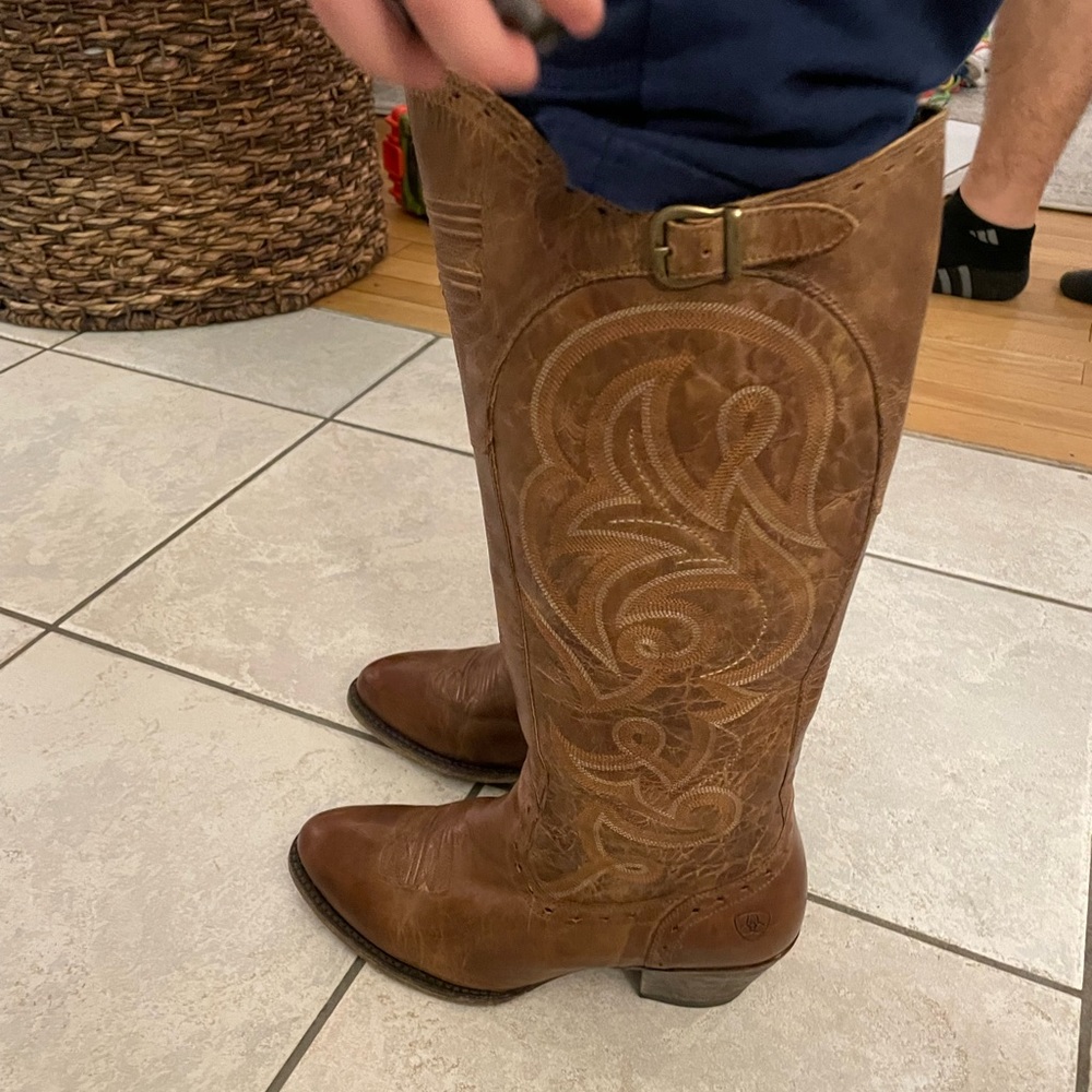 Brown Ariat size 8 cowgirl boots